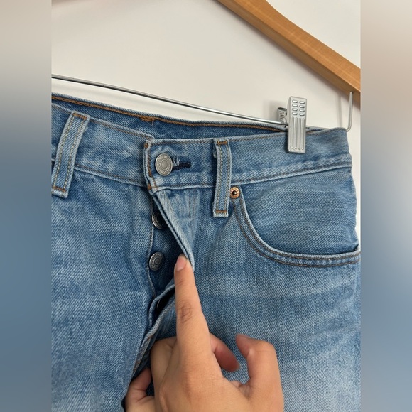 Levi’s 501 Lightwash Distressed Shorts size 27 100% cotton - Picture 5 of 10